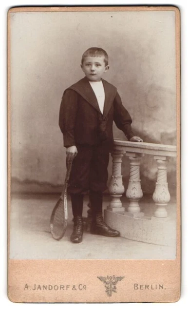 Fotografie A. Jandorf & Co., Berlin, Spittelmarkt 16 /17, Kleiner Junge in Knic