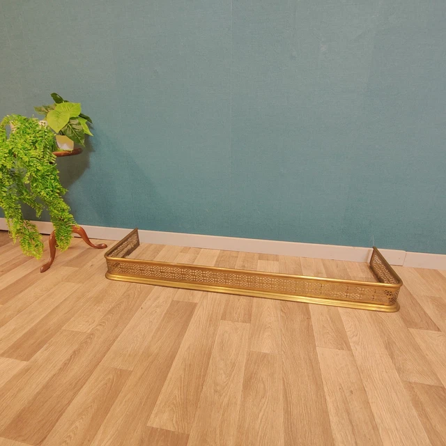 Parafango vintage in ottone con galleria forata largo 114 cm