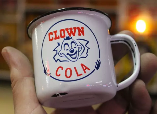 RARE 1950s CLOWN COLA METAL ENAMELWARE SODA FOUNTAIN MUG SIGN COKE POP CIRCUS