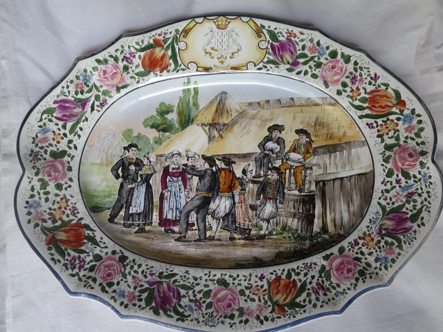 Ancien grand  PLAT en faïence - SCENE de FÊTE BRETONNE - COIFFES de QUIMPER