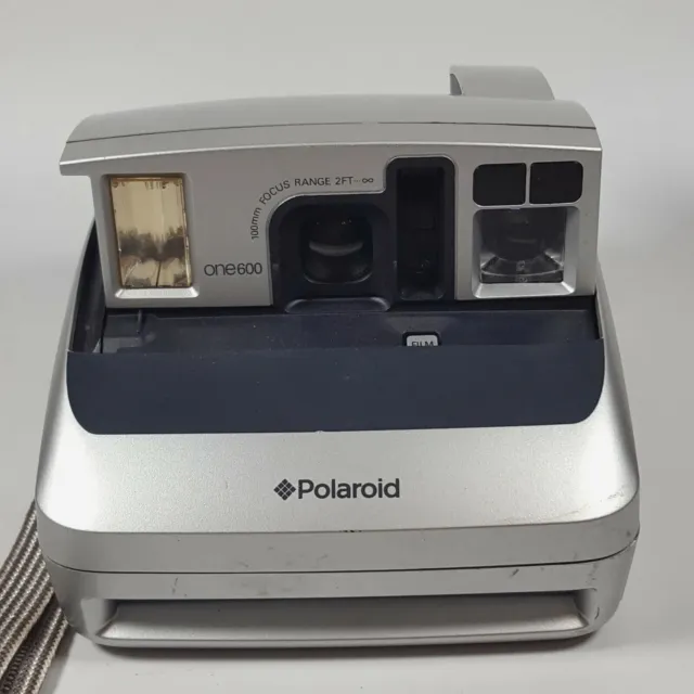 Cámara flash con película instantánea Polaroid One 600 plateada - sin probar; buen estado