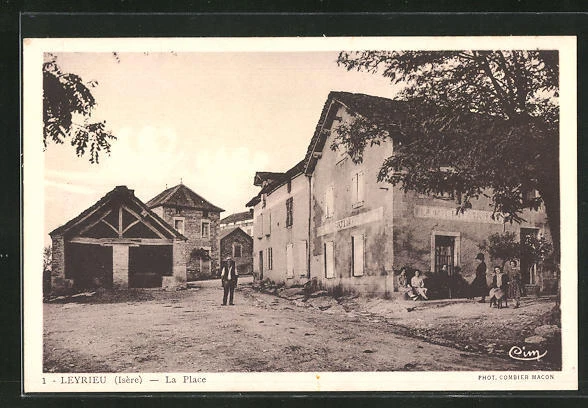 CPA Leyrieu, La Place, vue de la rue im Ortskern