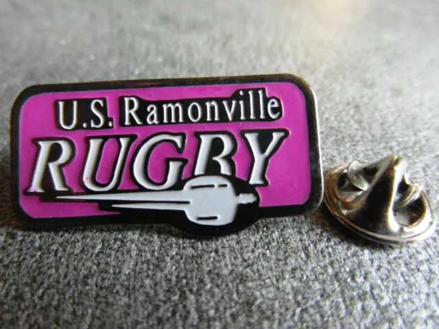 Rare Pins Pin's - Rugby - Us Ramonville - Sport - Joueur - Ballon - Club