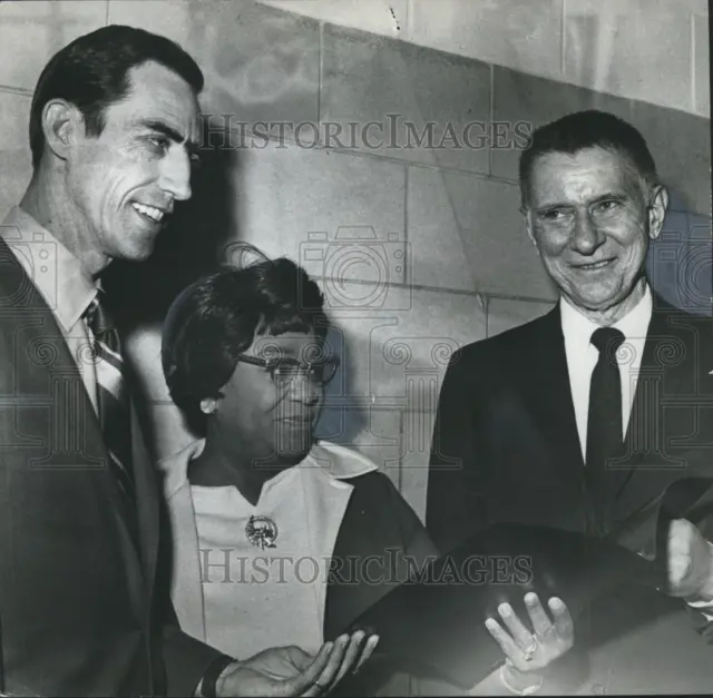 1970 Press Photo Curtis Sellers and Editor John W. Bloomer with Other at Event