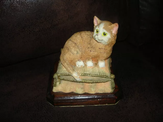 Jolie statuette en forme de chat