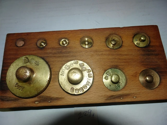 229 .---9 alte schöne messinggewichte im holzkasten .