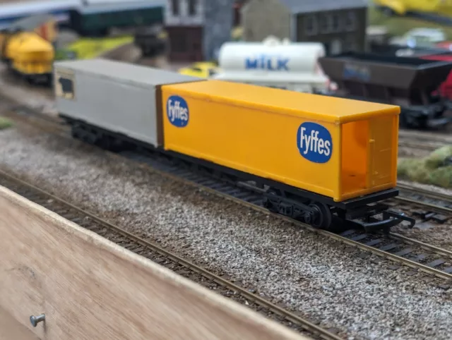 Triang Hornby Container Wagon With Two Containers