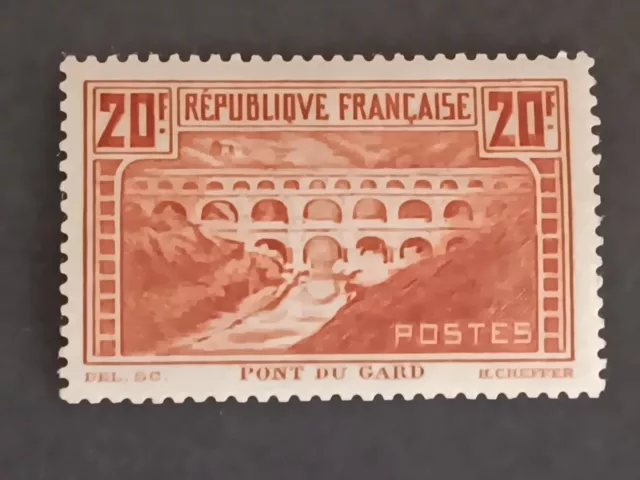 Timbres Pont du Gard Neuf** cote 580euro bien frais, départ 4% de la cote