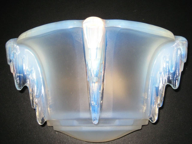 Charmante applique murale en verre opalescent dans le gout de Sabino