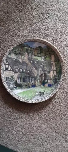 Royal Worcester 1991 Collectors Plate 'Villages' - Broadway. By Sue Scullard 