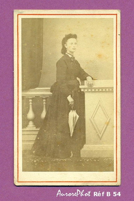 CDV VICTOIRE à LYON : JEUNE FEMME DE LA BOURGEOISIE EN ROBE CLAIRE -P34