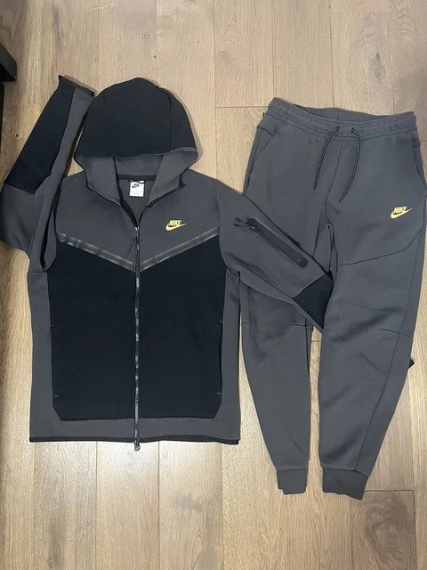 Men nike tech fleece new season black/ grey/ gold  tracksuit size Medium