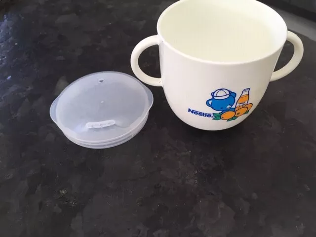 tasse pour bébé avec bec verseur style culbuto neuve nestlé