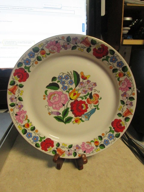 Kalocsa Hand Painted Porcelain Decorated Beautiful Wall Plate 9 1/4"