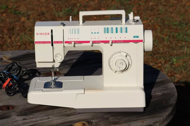 Máquina de coser Singer FM22 C Fashion Mate 22 funciones de puntada con pedal