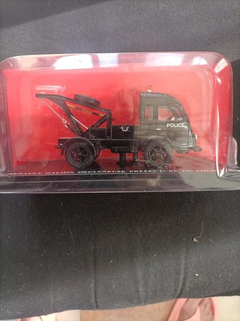 Le Saviem SG4 dépanneuse pompiers en miniature de Solido au 1/50e