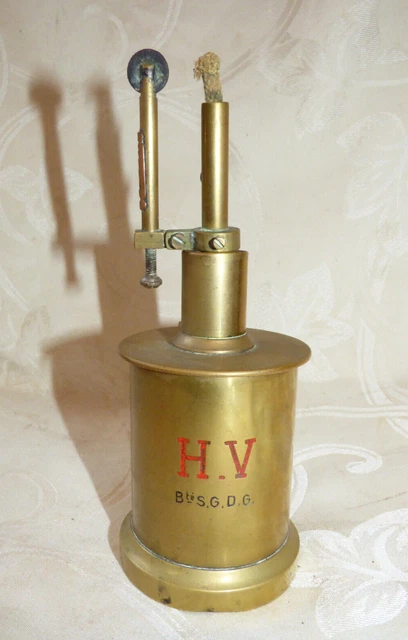 Rare Ancienne Lampe H.V à Pétrole ou Essence Briquet Plaque de Taxe Goût Pigeon