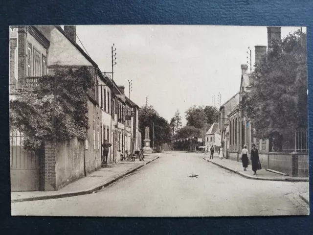 cpa Vue Rare 28 - SENONCHES (Eure et Loir) Rue de la GARE Animée Monument