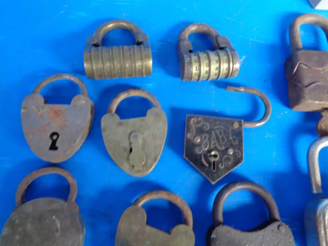 Lot de 25 anciens  cadenas - 25 padlocks with keys 3