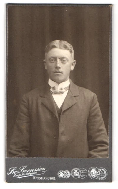 Fotografie Sw.Swensson, Kristianstad, Portrait junger Mann im Anzug mit Fliege