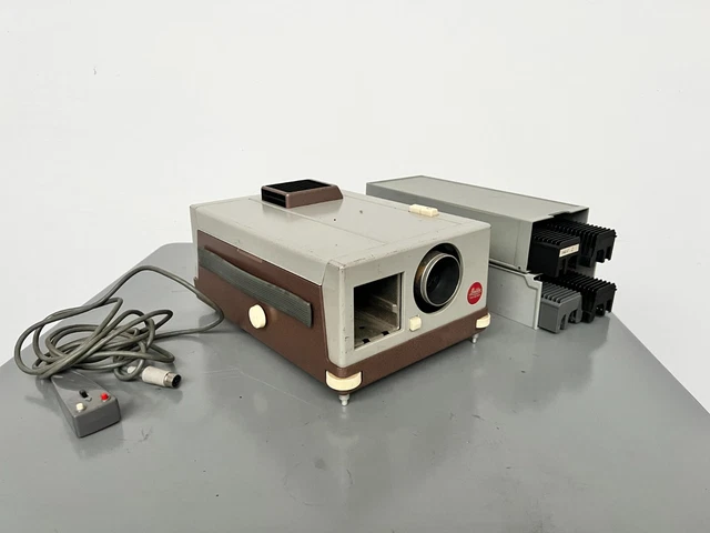 Projecteur Diapo Leitz Pradovit n avec objectif Leitz Dimaron 1:2.8/100mm