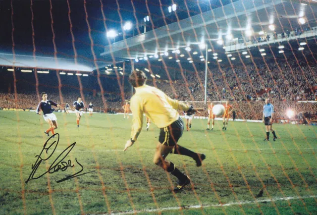 AUTOGRAPHED SCOTLAND 12x8 PHOTO 1977 : DON MASSON (120)