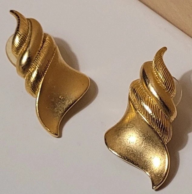 Boucles D'oreilles Clips Vintage Signées Coro - Fleur En Métal Doré Texturé, Référence Y150