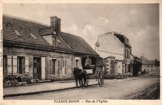CPA 60 - PLESSIS BRION (Oise) - Rue de l'Eglise (animée, attelage)