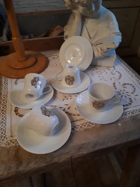 4 Tasses a café et 5 sous tasses anciennes dorure en porcelaine fine de Limoges