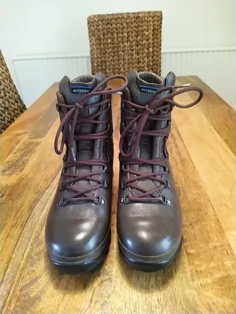 Altberg Defender Brown Leather Vibram Boots Size 7M, (3290) 8430-99-332-6147