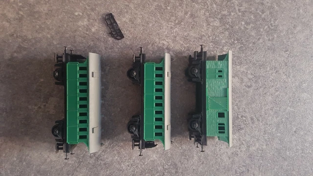 Lot de 3 WAGONS voitures  marque piko ??? inconnue  ho  pour pièces