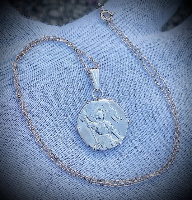 Pendentif religieux ancien en argent massif . Ref76033