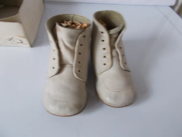 anciennes chaussures de bébé P.22