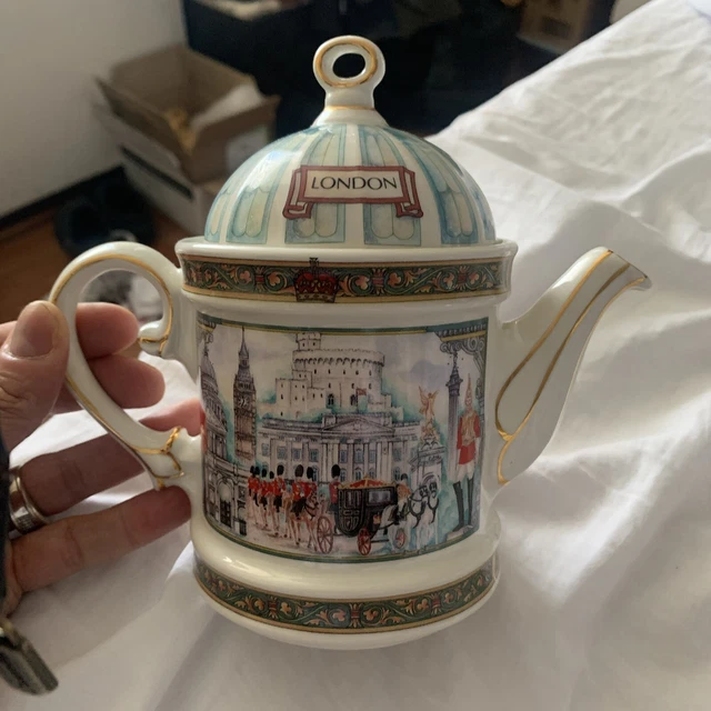 JAMES SADLER “HORSEGUARDS ” TeapotLondon Heritage CollectionMade In