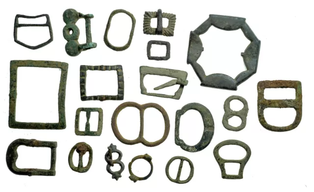 Lot De 20 Boucles De Ceinture En Bronze, Époques Variées Et A Déterminer