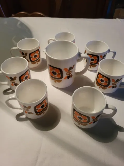 6 Mugs Arcopal, opaline sérigraphiée MOBIL vintage, avec carafe,