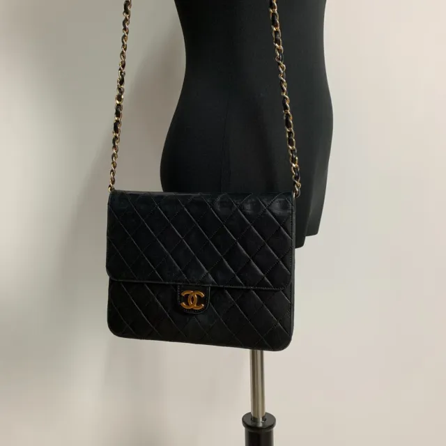 Authentique sac à main Pochette Chanel Mademoiselle cuir d'agneau Années 90