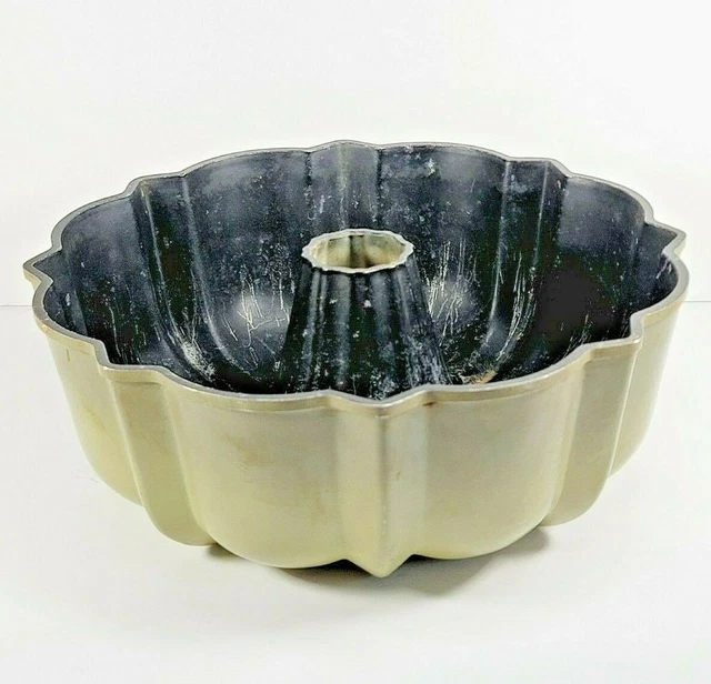 VINTAGE BUNDT BRAND Fluted Pan Cake Jello Mold Aluminum Northland