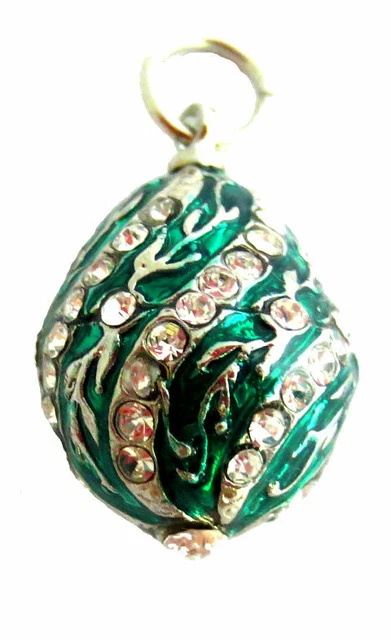 Fabergé x 007 Édition Spéciale Pendentif oeuf Surprise Octopussy En Or Jaune Et Émail Guilloché Vert - FABERGÉ/JOAILLERIE - Georgia.H