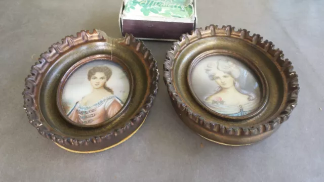 Ancienne paire de tableaux miniatures portrait de dames signés, verre bombé
