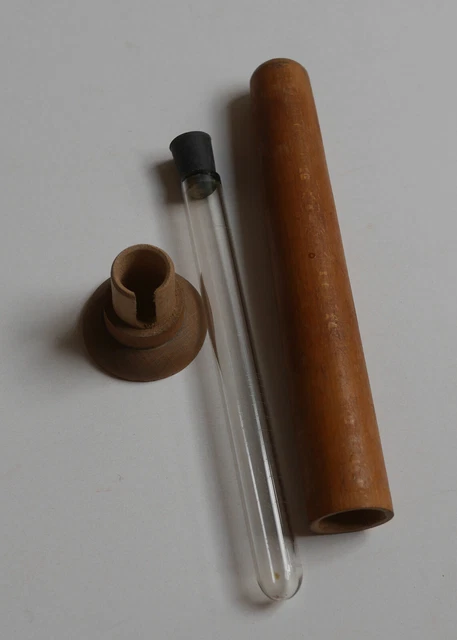 Ureometer Albuminimeter nach Dr. Esbach Laborglas mit einer Hülle aus Holz