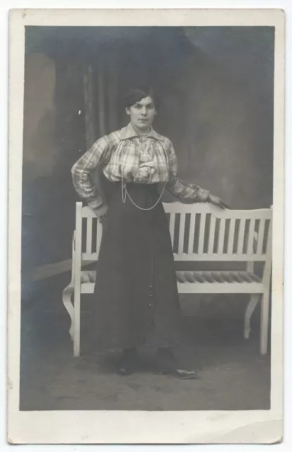 BM578 Carte Photo vintage card RPPC Femme woman banc mode fashion studio