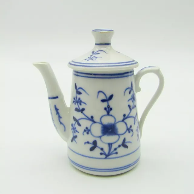 Bayeux. Morlent. Verseuse en porcelaine à décor de fleurs camaïeu bleu, XIXe