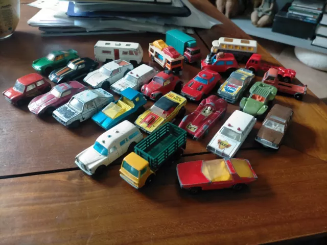 Matchbox Lesney lot 26 camions et voitures années 1960 à 1970 en état d'usage