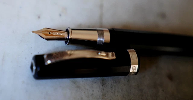 Stylo Plume Waterman Sérénité - Résine Noire Et Argent Massif, Plume Or 18K Extra Fine, Occasion