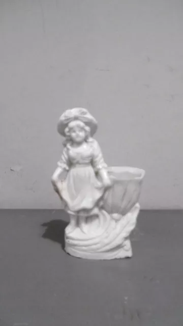 Statuette De  Petite Fille Modele Avec Son Panier En Biscuit Porcelaine Début Xx