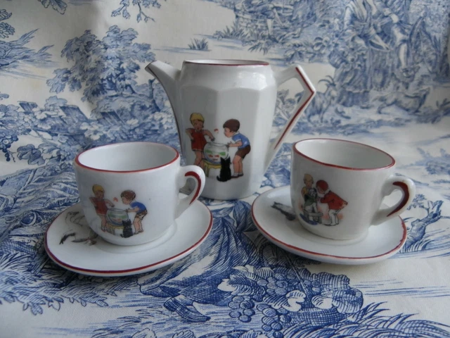 Dînette Ancienne En Porcelaine Des Années 1930/40, 15 Pièces Avec Support Rouge