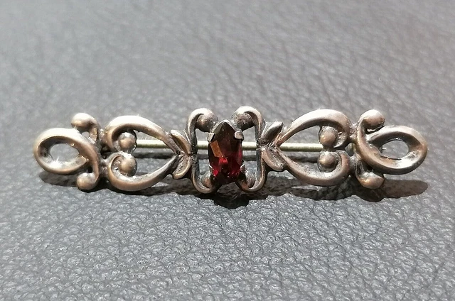Bella Spilla Tradizionale Con Granato Realizzata In Argento 925 Sterling