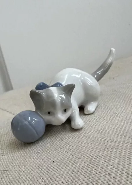 Vintage Metzler & Ortloff East Germany Miniature Porcelain Cat & Ball Figurine