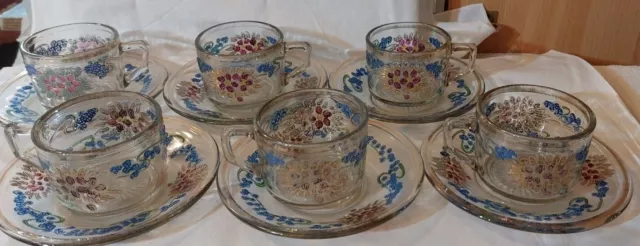 6 Glastassen mit Untertasse, farblich mit Blumenmuster, Böhmisches Glas